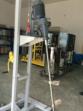 鋁合金材質(zhì)，外形美觀，結(jié)構(gòu)輕巧，操作移動簡便。