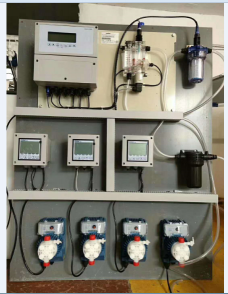 Kontrol800系列集成式控制系統(tǒng) 由PVC安裝板和測量電極及水質(zhì)分析儀三部分組成，通過測量泳池水質(zhì)的PH/ORP/余氯/濁度/溫度值來自動控制計量泵加藥的開始和啟停 可通過RS485傳輸?shù)絇C或顯示屏