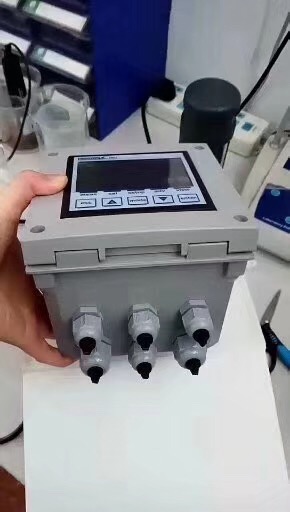 是一款適用于需要同時監(jiān)控多個參數(shù)的復(fù)雜應(yīng)用場合的多參數(shù)儀表，具有獨立的比例控制輸出，兩路可調(diào) 頻率輸出，RS485串行接口（MODBUS協(xié)議），三個繼電器輸出，探頭質(zhì)量顯示和數(shù)據(jù)記錄功能