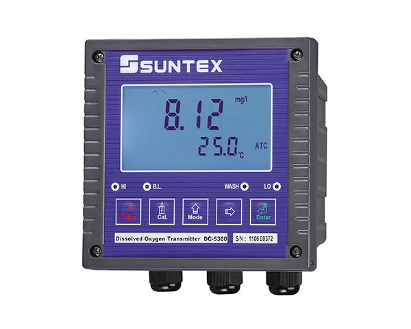 ■ 144X144 標(biāo)準(zhǔn)設(shè)計(jì)酸堿度/氧化還原變送器 ■ 一體成型外箱、透明前蓋設(shè)計(jì)，具防水、防酸氣等功能 ■ 大型液晶顯示幕，pH/ORP、Temp.手動(dòng)按鍵切換顯示 ■ LED 燈號(hào)指示 Hi、Lo 動(dòng)作狀態(tài) ■ 具手動(dòng)校正；手動(dòng)/自動(dòng)選擇溫度補(bǔ)償?shù)裙δ?■ 操作簡(jiǎn)單方便