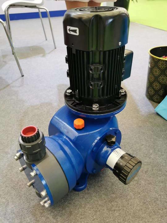 電機(jī)驅(qū)動(dòng)計(jì)量泵，具有機(jī)械隔膜接液端和機(jī)械復(fù)位裝置。