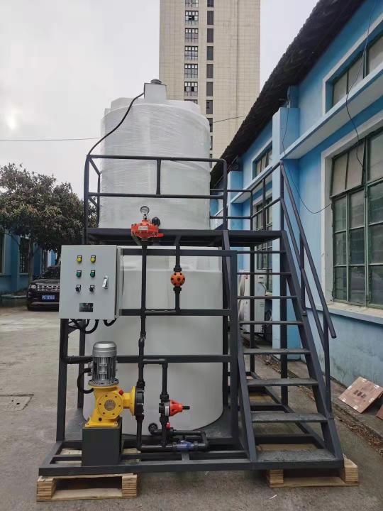 加藥裝置組成結(jié)構(gòu)有：加藥箱、液位計(jì)、計(jì)量箱、攪拌器、加藥計(jì)量泵、安全閥、壓力表、控制柜、閥門以及管路集中布置，各部件的材質(zhì)主要分不銹鋼和碳鋼襯膠