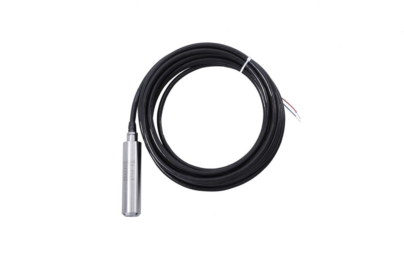 把與液位深度成正比的液體靜態(tài)壓力準(zhǔn)確測量出來，經(jīng)過信號(hào)調(diào)理電路轉(zhuǎn)換成標(biāo)準(zhǔn)（電壓或電壓）信號(hào)輸出，建立起輸出信號(hào)與液位深度的線性對(duì)應(yīng)關(guān)系，實(shí)現(xiàn)對(duì)液體深度的測量。由傳感器、導(dǎo)氣電纜、不銹鋼筒等組成。產(chǎn)品精度高、體積小，直接投入液體中，即可測量出變送器末端到液面的液體高度，使用方便。適用于石油、化工、電廠、城市供水、水文勘探領(lǐng)域的液位測量與控制。