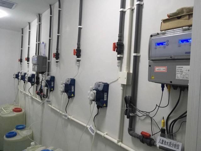 包含：PH測試儀，ORP測試儀，余氯測試儀，濁度測量儀，溫度等測量參數(shù)顯示儀表  三臺或者四臺加藥計量泵可選，投加絮凝劑計量泵， 加酸計量泵，加氯計量泵和除藻劑加藥泵。