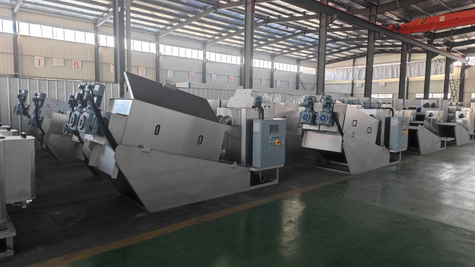 疊螺式污泥脫水機(jī)是集全自動(dòng)PLC控制柜、污泥濃縮脫水本體及絮凝箱于一體，可在全自動(dòng)運(yùn)行的條件下，實(shí)現(xiàn)高效的絮凝，連續(xù)完成污泥濃縮壓榨脫水工作，將收集的濾液回流或排放，脫水的污泥排出。